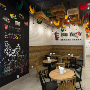 Kura warzyw 4 kura warzyw projekt lokalu gastronomicznego jak urzadzic lokal gastronomiczny drewno na scianie projekty wnetrz poznan atoato architekt wnetrz polaczenie drewna i plytek