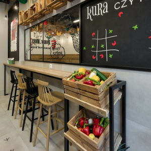 Kura warzyw 8 kura warzyw projekt lokalu gastronomicznego jak urzadzic lokal gastronomiczny jak wykorzystac skrzynki drewniane projekty wnetrz poznan atoato architekt projektant wnetrz 1