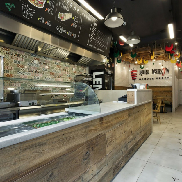 Kura warzyw 2 kura warzyw projekt lokalu gastronomicznego jak urzadzic lokal gastronomiczny lada oblozona drewnem bar w drewnie projekty wnetrz poznan atoato architekt projektant wnetrz