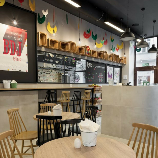 Kura warzyw 1 kura warzyw projekt lokalu gastronomicznego jak urzadzic lokal gastronomiczny skrzynki drewniane na scianie projekty wnetrz poznan atoato architekt wnetrz