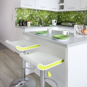 pomysl na kuchnie biala kuchnia zielony motyw w kuchni projekty wnetrz atoato online architekt szklo w kuchni lampa nad stol kuchenny hokery biale obrotowe wyspa w kuchni