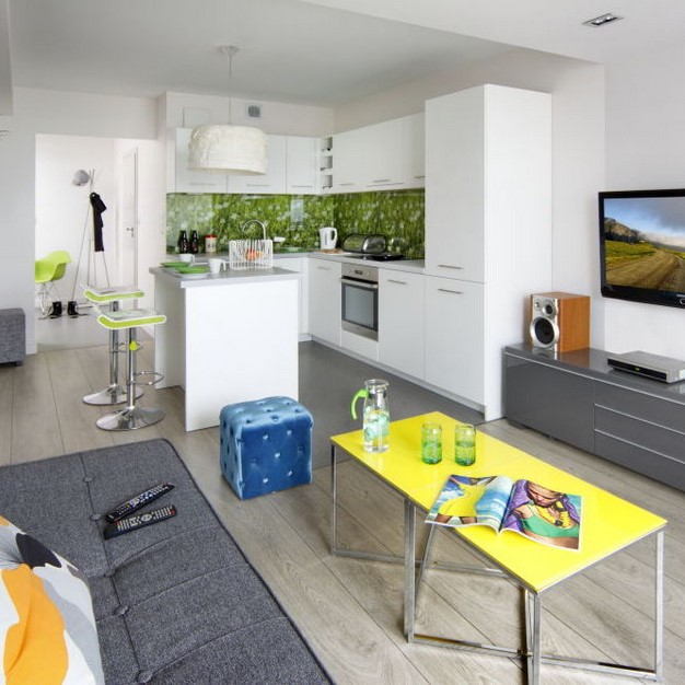 pomysl na kuchnie biala kuchnia zielony motyw w kuchni projekty wnetrz atoato online architekt szklo w kuchni styl skandynawski szara sofa wyspa w kuchni