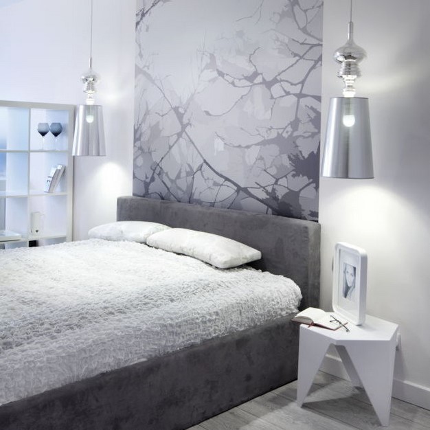 pomysl na sypialnie styl skandynawski fototapeta na scianie lampa wiszaca w sypialni obok lozka stolik do sypialni atoato projekty wnetrz poznan