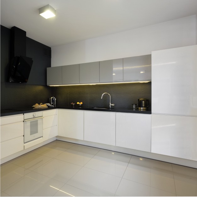 projekt kuchni w stylu nowoczesnym pomysl na plytki w kuchni projektant wnetrz poznan atoato architekt nowoczesna kuchnia czarny pochlaniacz