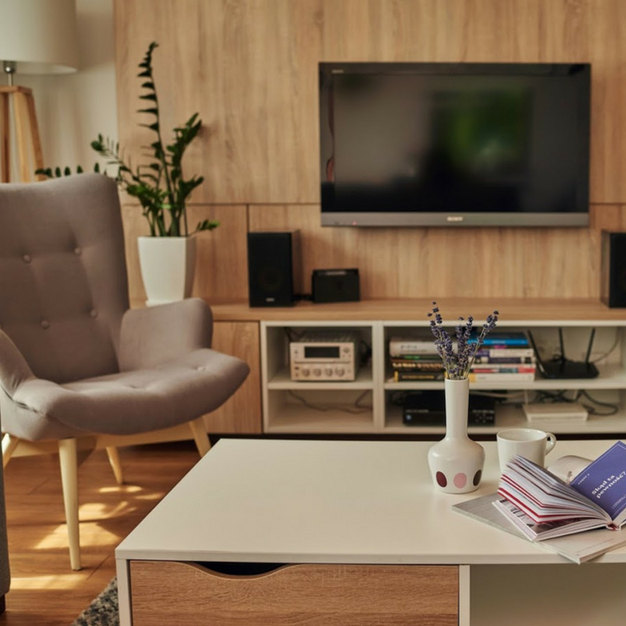 salon w stylu tradycyjnym naturalne materialy we wnetrzach drewno na scianie projekty wnetrz poznan architekt atoato pomysl na salon jak zmienic salon