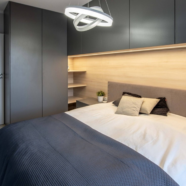 Apartament Malta 10 sypialnia w stylu nowoczesnym jak wykorzystac miejsce w malej sypialni szafa na wymiar projektant wnetrz poznan atoato architekt wnetrz projekty online