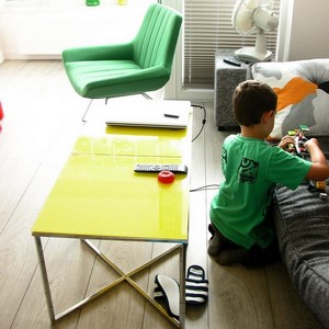 zielony stolik fotel zielone dodatki w domu projekt wnetrza w stylu skandynawskim projektant wnetrz poznan atoato projekty online panel na podlodze quickstep